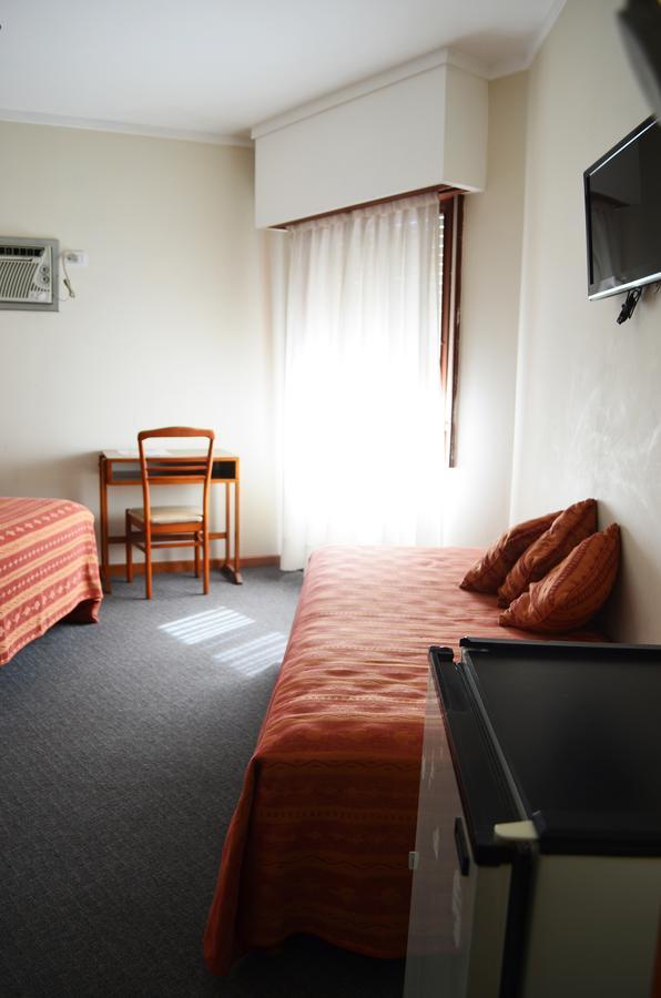 Hotel Huemul General Roca Eksteriør billede